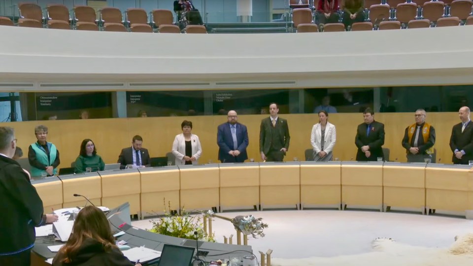 Regular MLAs stand to oppose a postponement of debate over a wildfire public inquiry.